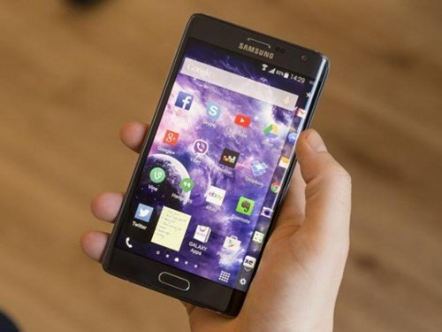  1. Dễ sử dụng. Màn hình phụ của Galaxy Note Edge được đặt ở cạnh phải của thân máy, người dùng có thể dễ dàng sử dụng bất cứ lúc nào, ngay cả trong khi sử dụng một tay. Trong khi đó màn hình phụ LG V10 được đặt trên đầu trang của màn hình hiển thị 5,7 inch, tính năng sử dụng một tay về cơ bản khó khăn để đạt được.