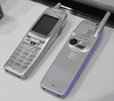 Lại một sản phẩm mang tính đột phá nữa khi Sharp giới thiệu chiếc điện thoại chụp ảnh đầu tiên trên thế giới: J-SH04. Chiếc điện thoại này cho phép người dùng chụp những bức ảnh có độ phân giải 0,1 megapixel và gửi được qua mạng di động.
