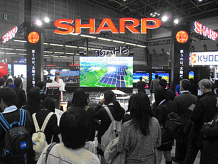 Thời kỳ hoàng kim của Sharp là vào năm 2003 khi hãng đạt được doanh thu 16,8 tỷ USD và có gần 46.600 nhân viên. Sharp làm mưa làm gió trên thị trường tivi toàn cầu và trở thành biểu tượng của chất lượng không hãng nào sánh kịp.