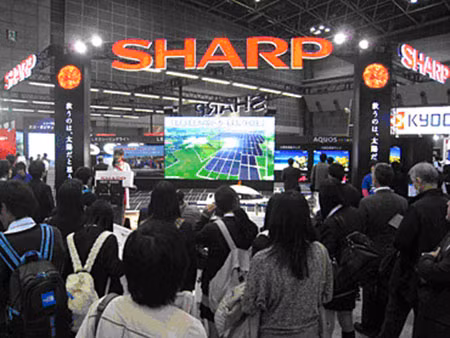 Thời kỳ hoàng kim của Sharp là vào năm 2003 khi hãng đạt được doanh thu 16,8 tỷ USD và có gần 46.600 nhân viên. Sharp làm mưa làm gió trên thị trường tivi toàn cầu và trở thành biểu tượng của chất lượng không hãng nào sánh kịp.