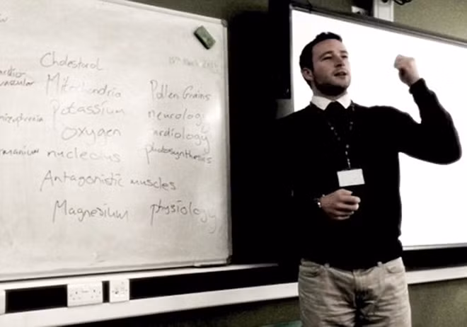 Thầy giáo hát rap để dạy học.