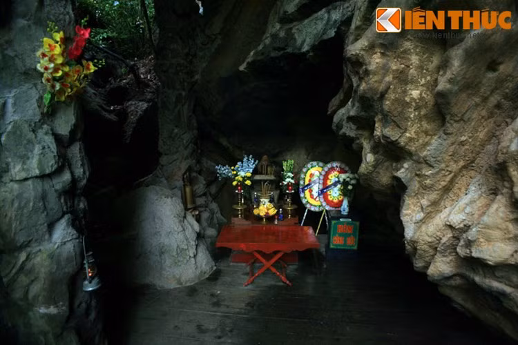 Vào ngày 14/11/1972, có 8 TNXP cùng quê Hoằng Hóa, Thanh Hóa gồm 4 nam và 4 nữ đang làm nhiệm vụ đã vào hang Tám Cô tránh máy bay Mỹ ném bom. Không may bom làm miệng hang đổ sập, cả 8 người hi sinh. Đến năm 1996, cửa hang được mở, hài cốt của các anh chị mới được cất bốc mai táng. Kể từ đó, hang Tám Cô trở thành một địa điểm tâm linh được nhiều người ghé thăm ở Quảng Bình.