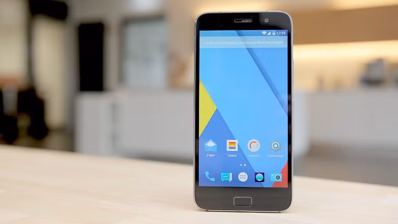  Zuk Z1. Được Lenovo sản xuất, Zuk Z1 là smartphone có nguồn pin “khủng”, tích hợp bộ cảm biến vân tay tin cậy, hiệu suất ổn, camera khá và có giá khá thấp – 220USD. Zuk Z1 trang bị màn hình 5,5 inch fullHD, bộ xử lý Snapdragon 801, hoạt động trên CyanogenMod OS 12 (dựa trên Android Lollipop), bộ nhớ trong 64GB, RAM 3GB, nguồn pin 4.100mAh và bộ cảm biến hình ảnh Sony 13MP. Tất cả những thông số đó không quá tồi so với mức giá bán của sản phẩm.