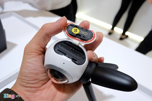 Thiết bị này hỗ trợ thẻ nhớ 128 GB, không có bộ nhớ trong và sử dụng pin rời.