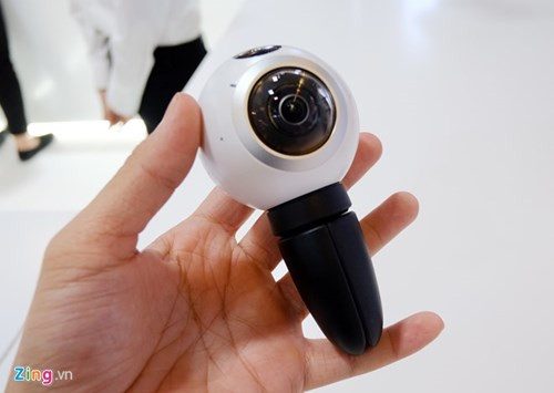 Gear 360 được tạo thành từ 2 camera, mỗi camera có độ phân giải 15 MP và ống kính fisheye để thu hình ở góc rộng. Hình ảnh từ hai camera này sẽ được kết hợp lại với nhau thành những đoạn video 360 độ.
