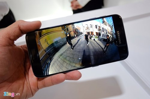 Người dùng cũng có thể đồng bộ giữa Gear 360 với Galaxy S7 hoặc S7 edge để điều khiển, xem trước những đoạn video quay từ thiết bị này.