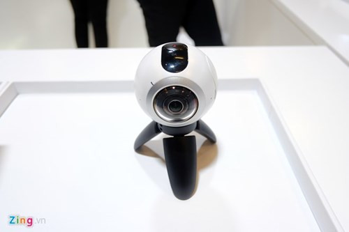 Nếu chụp ảnh, Gear 360 có thể cho bức ảnh khá lớn, lên đến 30 MP. Định dạng video đầu ra là MP4 hoặc JPEG.