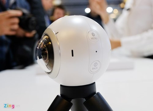 Hai phím nhỏ trên thân máy làm nhiệm vụ kết nối, bật tắt và điều chỉnh menu.