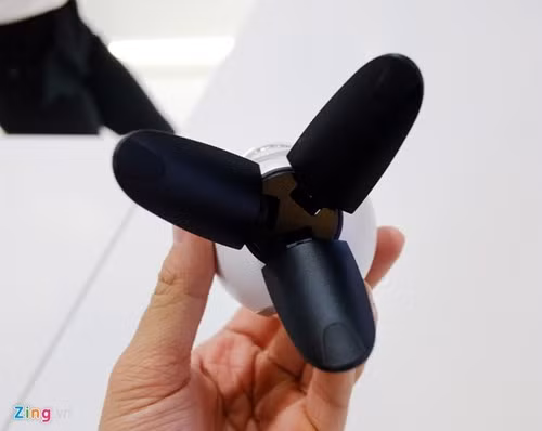 Gear 360 có hai cách sử dụng: cầm trên tay như một máy quay cá nhân, hoặc đặt trên một chân đế nhỏ.