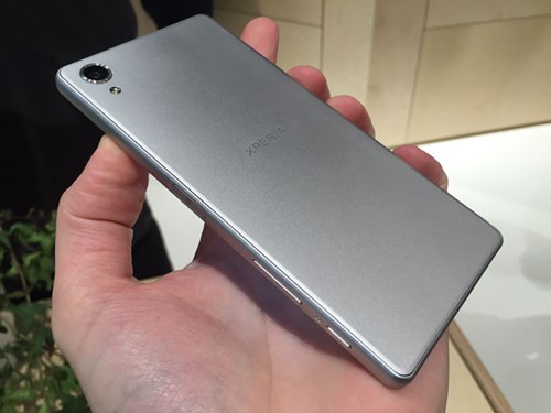 Camera chính của Xperia X có độ phân giải 23 MP, khẩu độ f/2.0 với khả năng lấy nét theo công nghệ Predictive Hybrid Autofocus.