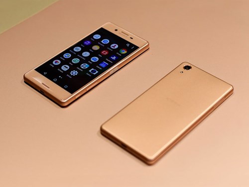 hế nhưng, phần viền của mặt trước và sau đều được vát cong giúp người dùng cầm nắm và thao tác dễ dàng hơn.