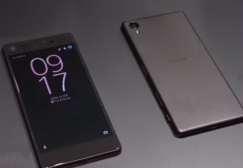 Máy vẫn được tích hợp cảm biến vân tay ở nút nguồn tương tự như bộ ba Xperia Z5, Z5 Premium và Z5 Compact.