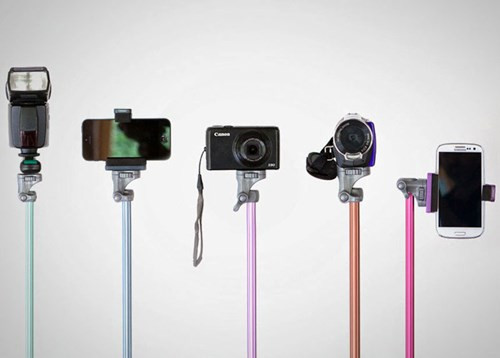  10. Gậy chụp ảnh “tự sướng”. Vài năm trở lại đây, trào lưu chụp ảnh “tự sướng” đang trở nên thịnh hành, bởi nó giúp chụp ảnh selfie dễ dàng và thoải mái hơn. Vì vậy, gậy “tự sướng” là một trong những món quà công nghệ đáng cân nhắc để tặng “nửa trái tim” của mình trong dịp lễ tình nhân. Với giá bán từ gần 100.000 đồng, bất cứ ai cũng có thể mua được sản phẩm này.