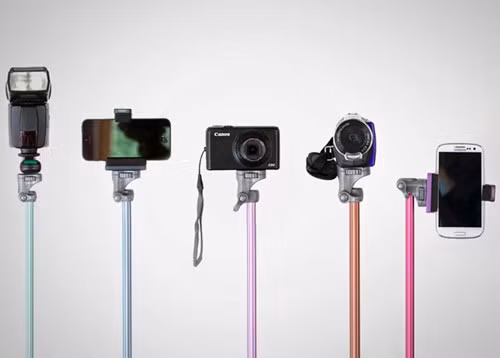  10. Gậy chụp ảnh “tự sướng”. Vài năm trở lại đây, trào lưu chụp ảnh “tự sướng” đang trở nên thịnh hành, bởi nó giúp chụp ảnh selfie dễ dàng và thoải mái hơn. Vì vậy, gậy “tự sướng” là một trong những món quà công nghệ đáng cân nhắc để tặng “nửa trái tim” của mình trong dịp lễ tình nhân. Với giá bán từ gần 100.000 đồng, bất cứ ai cũng có thể mua được sản phẩm này.
