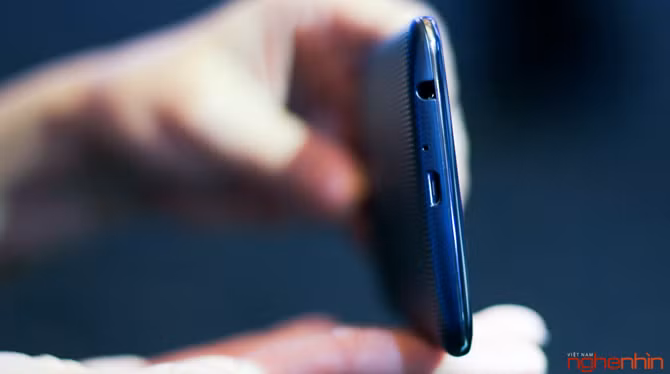 Điều đó khiến cho các cạnh của K10 trống trơn, ngoaị trừ cạnh dưới bố trí cổng sạc micro USB và giắc cắm tai nghe 3,5mm.