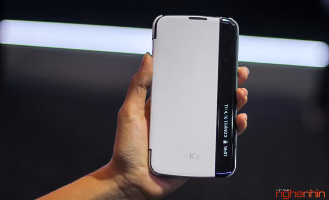 Một điều thú vị khi kết hợp nắp trượt tặng kèm, sẽ luôn hiển thông tin ngày tháng, giờ và thời lượng pin qua một khung hình chạy dọc thân máy (giống như một màn hình phụ).