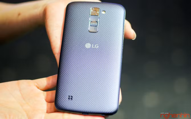 Tô điểm mặt sau vẫn là cụm camera tích hợp đèn flash, ngay dưới là cụm phím tăng giảm âm lượng, nút nguồn tương tự như dòng cao cấp G4.