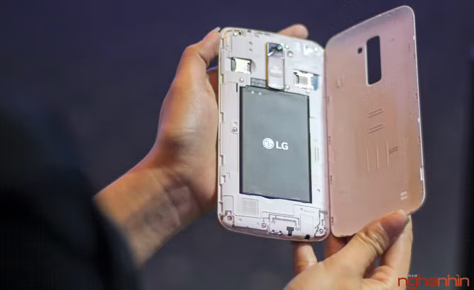 Ẩn dưới mặt lưng (tháo rời) là viên pin 2.300 mAh và 2 khe cắm sim, 1 khe cắm thẻ nhớ ngoài.