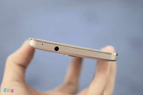 Giắc cắm tai nghe được đặt ở cạnh trên.