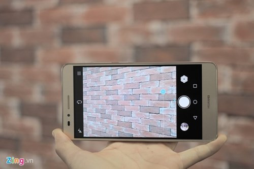 Các trải nghiệm trên Huawei GR5 ở mức khá, máy cho tốc độ phản hồi tốt khi lướt web, xem phim. Cảm biến Sony BSI CMOS cùng khẩu độ f/2.0 cho tốc độ bắt nét nhanh, ảnh sáng và sắc nét ngay cả ở môi trường ánh sáng yếu.