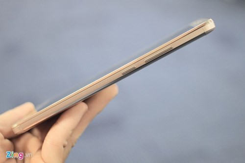 Cụm phím cứng được dồn về cạnh phải, chúng được thiết kế đơn giản, mảnh và cho độ này tốt.