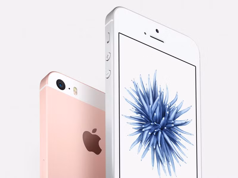  Camera. Camera chính của iPhone SE có độ phân giải 12 MP, khẩu độ f/2.2, tươngtự như iPhone 6s và iPhone 6s Plus. Camera này được trợ sáng bằng đènflash LED 2 tone màu, hỗ trợ khả năng tự động lấy nét, nhận diện khuônmặt và quay video 4K. Trong khi đó, camera “tự sướng” của iPhone SE vẫn giữ nguyên độ phân giải 1,2 MP, khẩu độ f/2.4. Thế nhưng, nó được trang bị thêm tính năng Retina Flash (dùng ánh sáng màn hình thay cho đèn flash).