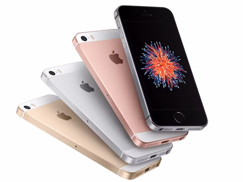  Màu vàng hồng. Kể từ khi ra mắt vào tháng 9/2015, phiên bản màu vàng hồng của iPhone 6s và iPhone 6s Plus đã được rất nhiều người tiêu dùng săn đón, đặc biệt là nữ giới. Vì vậy, Apple đã quyết định sản xuất iPhone SE màu vàng hồng bên cạnh 3 phiên bản màu sắc khác gồm xám, bạc và vàng.
