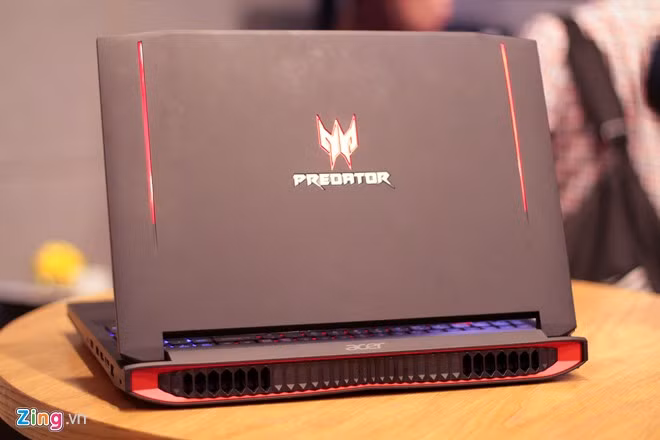 Logo Predator cách điệu hình quái thú nằm chính giữa, thương hiệu Acer chỉ được in nhỏ trên thân máy. Predator dùng 2 tông màu chủ đạo là đen và đỏ, máy được chế tác từ nhựa kết hợp sợi thủy tinh để chống va đập tốt hơn.
