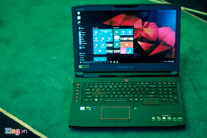 Predator 17 sử dụng màn hình IPS, độ phân giải Full HD/4K. Máy chạy hệ điều hành Windows 10, bộ xử lý Intel Core i7-6700 HQ. RAM 32 GB với 4 khe cắm có thể nâng cấp lên đến 64 GB. Ổ cứng trong kết hợp SSD 256 GB và 1 TB HHD. Card đồ họa Nvidia GeForce GTX 980M .