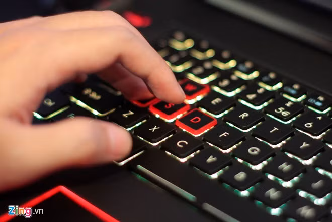 Bàn phím full-size với cụm phím WASD và 4 phím điều hướng, thiết kế cách điệu để tối ưu cho việc chơi game. Hệ thống đèn led 2 màu đỏ-xanh không thể đổi màu phím như Alienware hay MSI.