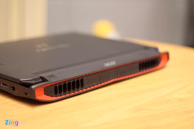 Predator có thiết kế hầm hố với những đường nét gân guốc. Khe tản nhiệt được thiết kế lớn để tối ưu cho việc chơi game.