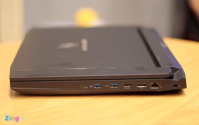 Cạnh phải là cổng HDMI, RJ45 Ethernet, Display Port, thêm 2 cổng USB 3.0.Điểm đặc biệt là Predator còn được trang bị thêm 1 cổng USB-C theo chuẩn Thunderbolt 3. Đây là xu thế mới trên các mẫu laptop gaming.