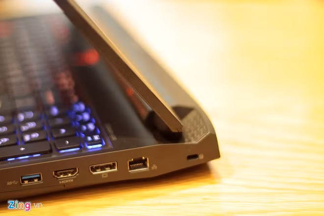 Phần bản lề trông rất cứng cáp.