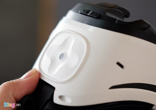 Phím điều hướng cảm ứng bên hông kính.