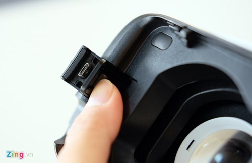 Ngàm bên phải giúp kết nối Gear VR với smartphone.