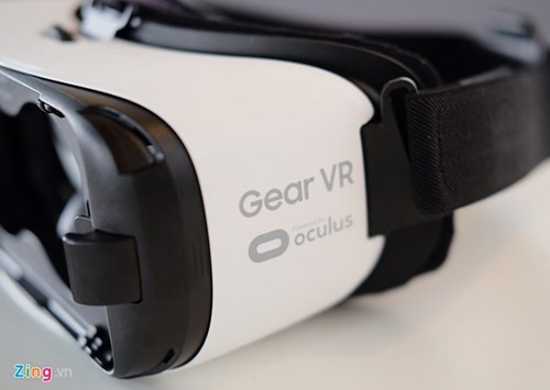 Hai bên kính đều có ngàm giữ, có rãnh trượt để phù hợp với kích thước của Galaxy S hoặc Note.