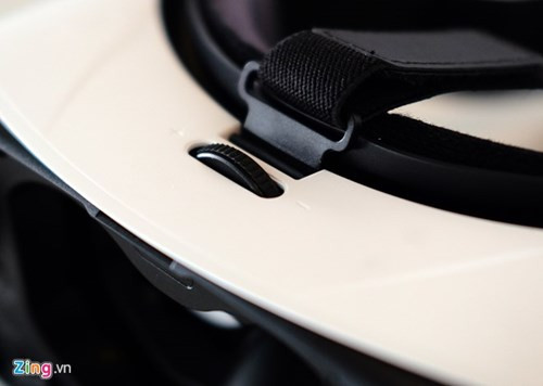 Bánh răng ở trên đỉnh kính giúp người dùng chỉnh lại độ cận để vừa mắt.