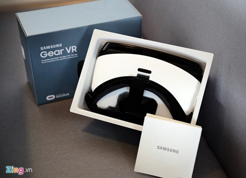 Gear VR chỉ đi kèm sách hướng dẫn và không có phụ kiện liên quan.