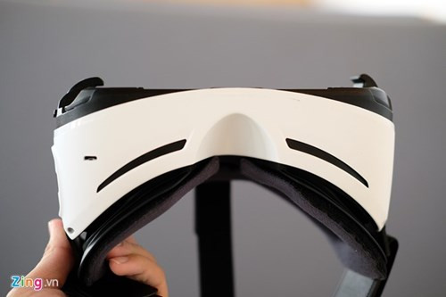 Cạnh dưới Gear VR cũng có một cổng sạc.