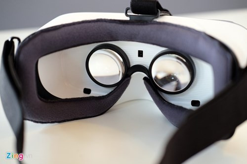 Kính có kính thước khá lớn, hộc mắt rộng rãi, phù hợp với cả những người đeo kính.