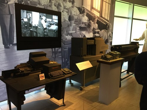 Bill Gates, người đứng đầu tập đoàn khổng lồ Microsoft cũng đã từng đóng góp vào đây 15 triệu USD cho các hoạt động lưu trữ của bảo tàng.