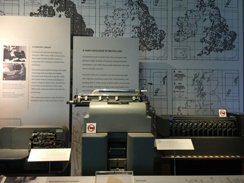 Bạn có thể ngắm nhìn những cỗ máy tính to lớn bằng cả gian nhà, bộ sưu tập những chiếc máy Mac của Apple qua các thời kỳ, cỗ máy của IBM hay đơn giản là những chiếc đĩa mềm lưu trữ 3,5inch