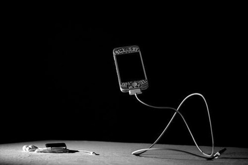  Sử dụng đúng sạc. Mỗi một chiếc điện thoại đều đi kèm với sạc pin của nhà sản xuất cung cấp. Nếu sạc gốc bị mất hoặc hỏng bạn nên tìm một chiếc sạc đúng hãng đó để thay thế. Thay vì mua một chiếc sạc rẻ tiền, bạn hãy đầu tư thêm 1 chút và mua chiếc sạc chính hãng. Điều này đặc biệt đúng với những người sử dụng điện thoại iPhone. Bạn nên đầu tư để mua sạc chính hãng, đừng ham rẻ và làm hại pin điện thoại.