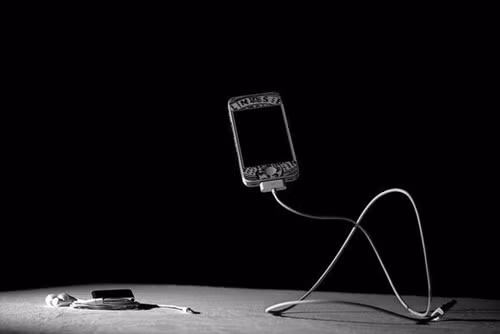  Sử dụng đúng sạc. Mỗi một chiếc điện thoại đều đi kèm với sạc pin của nhà sản xuất cung cấp. Nếu sạc gốc bị mất hoặc hỏng bạn nên tìm một chiếc sạc đúng hãng đó để thay thế. Thay vì mua một chiếc sạc rẻ tiền, bạn hãy đầu tư thêm 1 chút và mua chiếc sạc chính hãng. Điều này đặc biệt đúng với những người sử dụng điện thoại iPhone. Bạn nên đầu tư để mua sạc chính hãng, đừng ham rẻ và làm hại pin điện thoại.