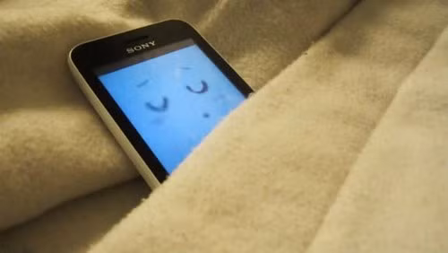  Tắt nguồn khi đã sử dụng điện thoại 1 thời gian dài. Điện thoại của bạn cần nghỉ ngơi khi đã được sử dụng một thời gian dài. Chính vì thế, nếu thấy chiếc điện thoại đang quá lag hoặc hoạt động không ổn định, hãy tắt nguồn của nó trong ít nhất 1 vài phút. Nếu không bao giờ tắt điện thoại, pin có thể bị tổn hại nghiêm trọng. Đồng thời, các bộ phận của chiếc điện thoại sẽ gặp trục trặc khi hoạt động không ngừng nghỉ.