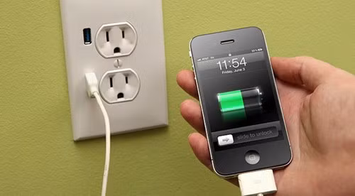  Nên sạc bằng cách cắm điện thoại trực tiếp với nguồn điện. Cách tốt nhất để sạc điện thoại là cắm trực tiếp vào nguồn điện. Sạc qua máy tính với 1 đoạn dây USB cũng là chấp nhận được nhưng có thể nó sẽ không truyền đủ năng lượng mà điện thoại cần.