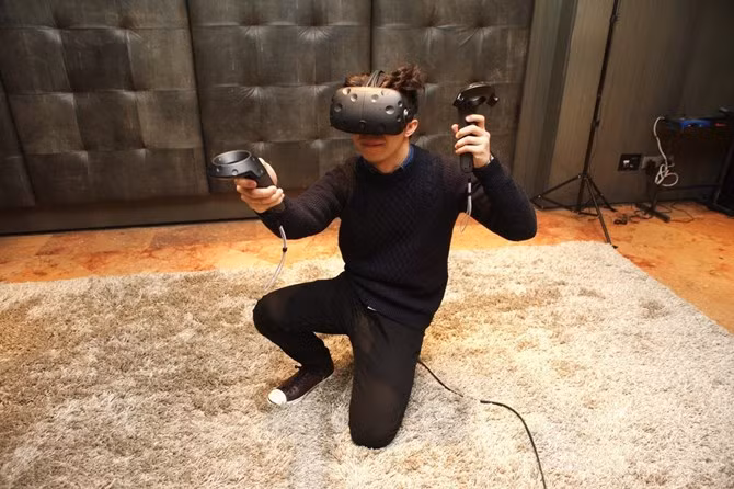 7. HTC Vive. Mặc dù, HTC Vive không phải là một sản phẩm mới, nhưng ứng dụng trò Space Pirate Training lại khá thú vị. Với tai nghe VR và bộ điều khiển thông minh, những trải nghiệm công nghệ thực tế ảo trên chiếc HTC Vive đã trở lên hấp dẫn hơn bao giờ hết. Được biết, bộ sản phẩm này sẽ có giá khoảng 800 USD (khoảng 17,3 triệu đồng) khi nó được phát hành vào đầu tháng 4/2016.