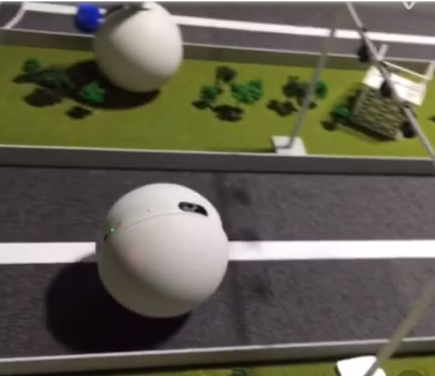 5. Rolling Bot của LG. Robot thông minh hình quả bóng của LG là một bất ngờ khá lớn ở sự kiện MWC 2016. Rolling Bot là một mẫu robot kỳ lạ được điều khiển bằng điện thoại thông minh của bạn. Nó có một camera, microphone và loa và một con trỏ laser khá thú vị. Tuy nhiên, tính ứng dụng của công nghệ này vẫn chưa được nổi bật cho lắm. Vì ngoài dùng để tiêu khiển và di chuyển thì Rolling Bot vẫn chưa có một “nhiệm vụ” cụ thể nào cả.