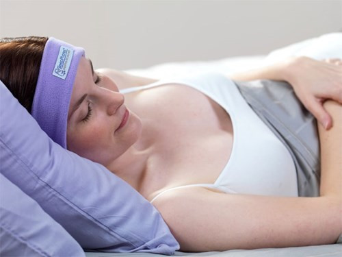  5. SleepPhones. Được mệnh danh là "bộ đồ ngủ cho đôi tai của bạn", SleepPhones được đeo như một dải băng trên đầu, do đó bạn không bị vướng víu bởi các loại cáp khi đang ngủ, hoặc khó chịu khi đeo tai nghe nút sâu vào tai như hầu hết các tai nghe không dây khác. SleepPhones sử dụng Bluetooth để kết nối với điện thoại hoặc máy tính bảng để bạn có thể thưởng thức những bản nhạc thoải mái nhất. Chỉ đơn giản bạn chỉ cần quấn chúng trên đầu như dải băng đô. Chiếc SleepPhones cũng có thể thay thế cho loa nhỏ bên ngoài.