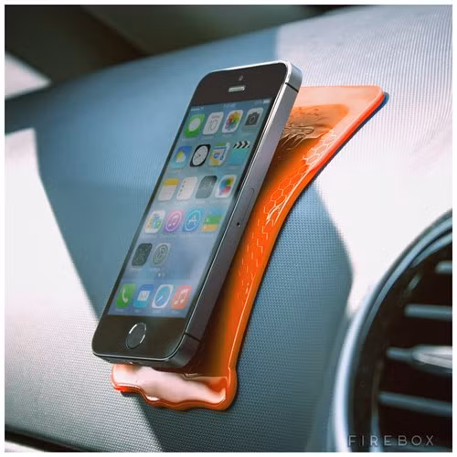  2. Miếng dính Strip Grip – Giá 14,26 USD. Nếu không có nam châm, chất kết dính hay các phụ kiện phụ ở mặt sau điện thoại, Grip Strip là phụ kiện bạn nên lựa chọn. Grip Strip được làm từ một loại nhựa Polymer thiết kế riêng và chỉ cần dính chúng trên bất kỳ bề mặt nào bạn muốn để giữ điện thoại của bạn (như hình dưới). Các hợp chất polymer không độc hại và không gây di ứng nhưng có khả năng chống thấm nước, nhiệt độ và ánh sáng mặt trời. Tuy nhiên, Grip Strip sẽ bắt đầu mất đi đặc tính kết dính nếu bạn lau bằng vải ướt.